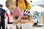 Charitativní jízda Na kole dětem Žďárskými vrchy se konala už potřetí, na start se postavily minimálně čtyři stovky cyklistů. Foto: René Rámiš