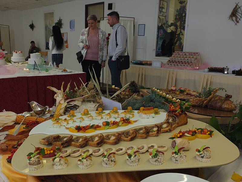 Gastronomická výstava nabídla mimo jiné ukázku cukrářských výtvorů, studených mís i slavnostních tabulí.