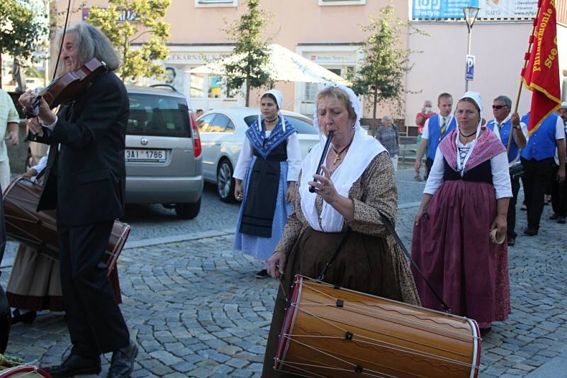 Dvaadvacátý ročník Slavností jeřabin zahájil průvod, v jehož čele kráčeli nepřehlédnutelní obři z Flobecqu. Kulturní festival, do jehož organizace se zapojilo hned několik městských subjektů, potrvá až do 18. září.