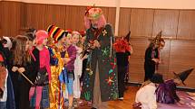 Děti v maskách soutěžily, tančily i řešily různé vědomostní kvízy, přičemž odměnou jim byly bonbony. Do masopustního kostýmu se oblékl i ředitel školy Jaroslav Ptáček. 