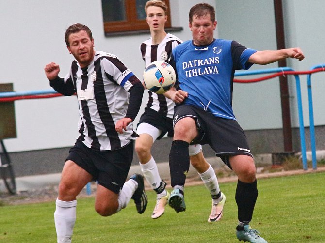 Hráči rezervy FC Žďas (v černobílém) doma zdolali béčko Třebíče gólem Lukáše Filippiho 1:0. Svěřenci kouče Machatky díky tomu unikají záchranářským starostem.