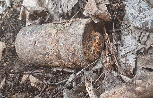 Muž našel v lese u Jimramova dělostřelecké granáty