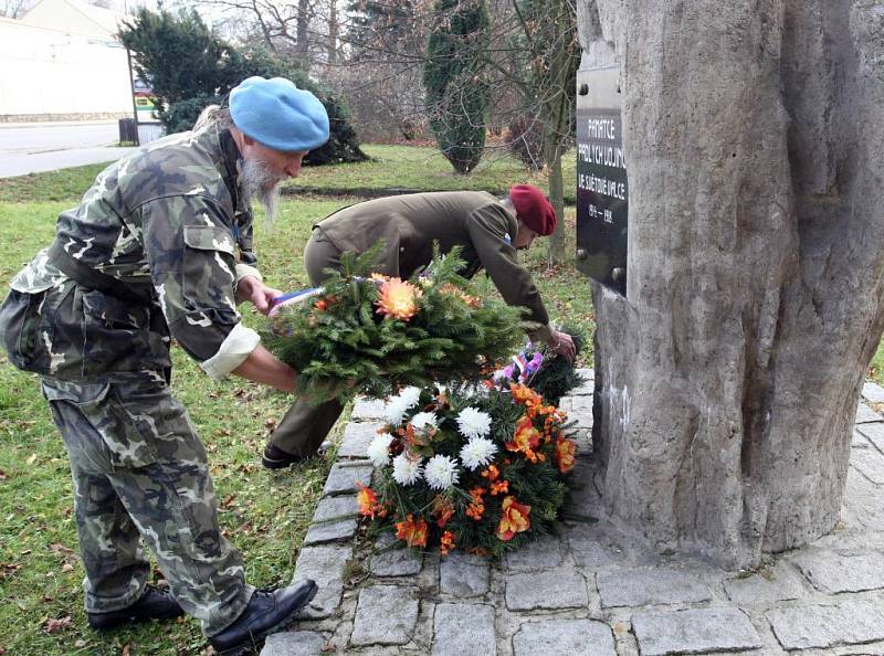 Den veteránů, oslavili položením věnce u pomníku padlých vojínů zástupci žďárského Svazu válečných veteránů. Radim Chrást a Petr Dvořáček jsou jedni z šedesáti členů tohoto svazu na Vysočině.