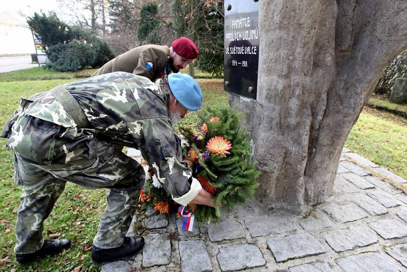 Den veteránů, oslavili položením věnce u pomníku padlých vojínů zástupci žďárského Svazu válečných veteránů. Radim Chrást a Petr Dvořáček jsou jedni z šedesáti členů tohoto svazu na Vysočině.