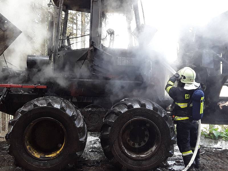 Škodu v předběžné výši 1,5 milionu korun za sebou zanechal požár vyvážecí soupravy v lese u Nyklovic na Žďársku.
