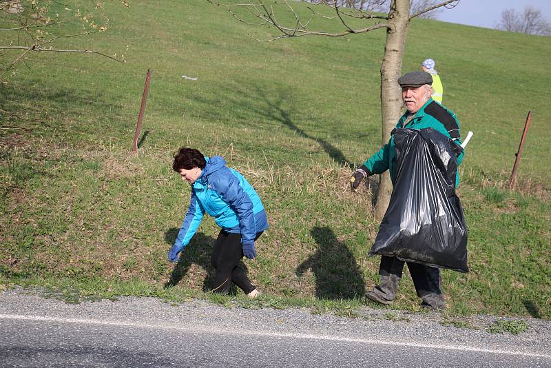 Do sbírání odpadků podíl silnic se pustili dobrovolní hasiči z Rokytna i z Kuklíku.