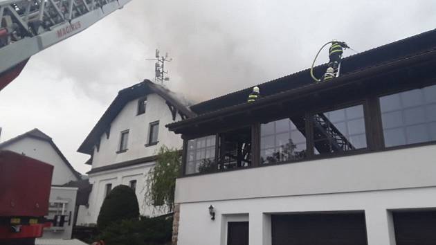 Patnáct jednotek profesionálních a dobrovolných hasičů  vyjelo v sobotu do Daňkovic na Žďársku k ohlášenému požáru penzionu.