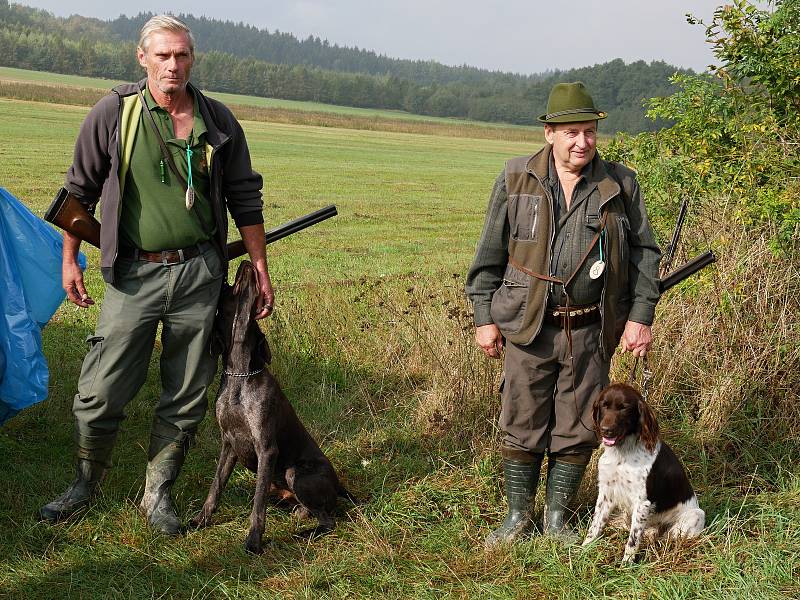Na podzimní zkoušky ohařů a ostatních plemen v Radňovsi dorazilo v sobotu 15. září celkem čtyřiadvacet loveckých psů.