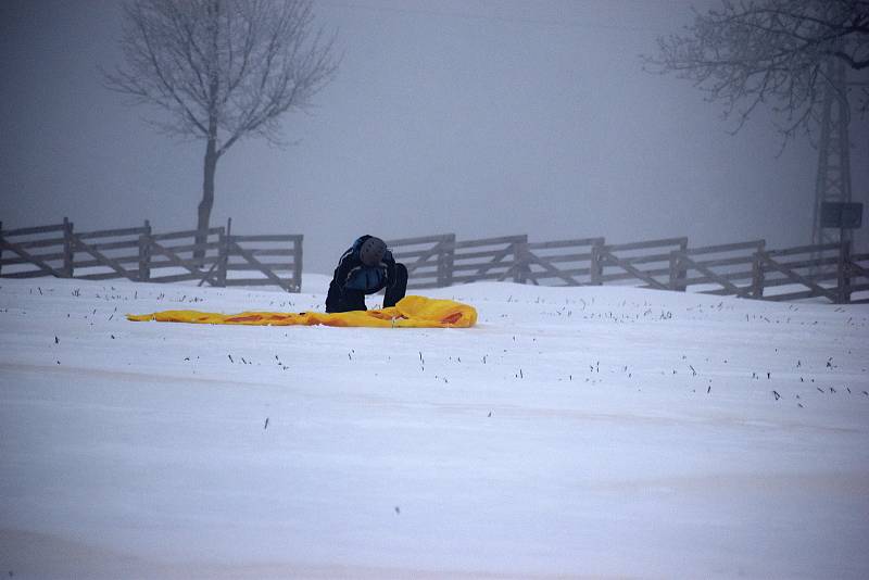 Snowkiting neboli jízda s draky.