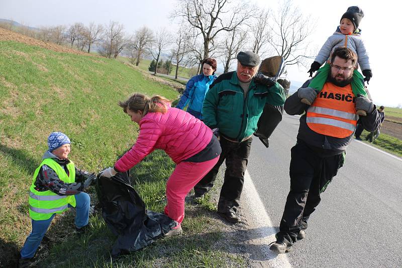 Do sbírání odpadků podíl silnic se pustili dobrovolní hasiči z Rokytna i z Kuklíku.