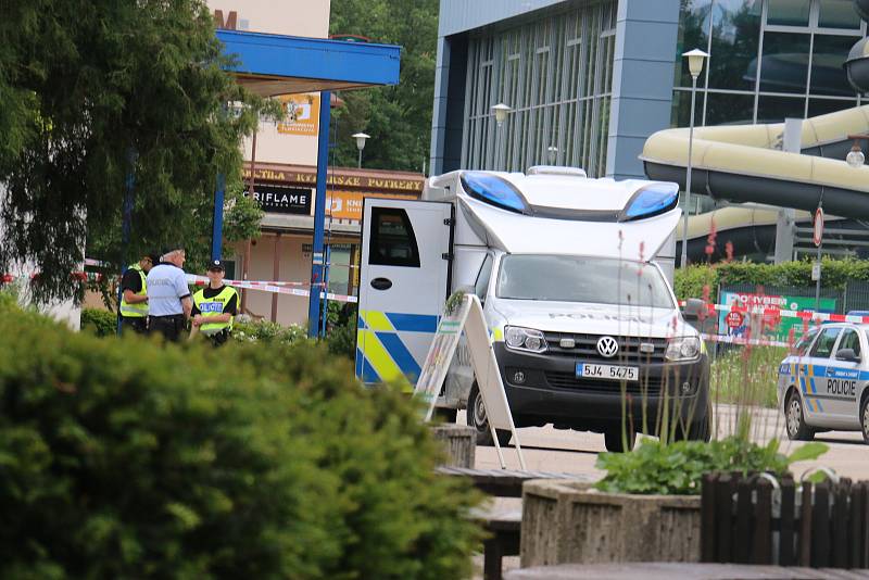 V úterý ráno obsadili a neprodyšně uzavřeli centrum Žďáru nad Sázavou policisté.