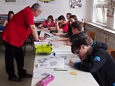 Děti žďárských škol se zapojují do výtvarně-literární soutěže s názvem Jak vidím svoje město. Na snímku žáci ze 7.B ZŠ Palachova pracují na soutěžních kresbách. 
