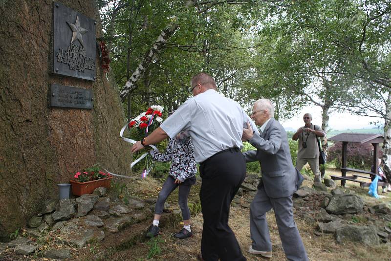 Vzpomínková akce začíná u památníku padlých na kopci Metodka.