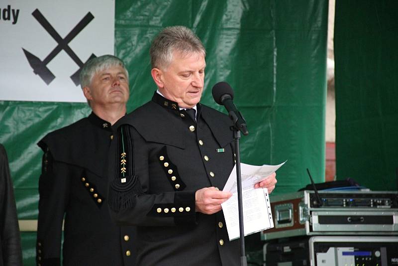 Poslední vozík uranové rudy byl z dolu Rožná 1 u Dolní Rožínky vyvezen z hlubin na povrch 27. dubna 2017.