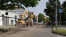 Dělníci opravují žďárskou Studentskou ulici.