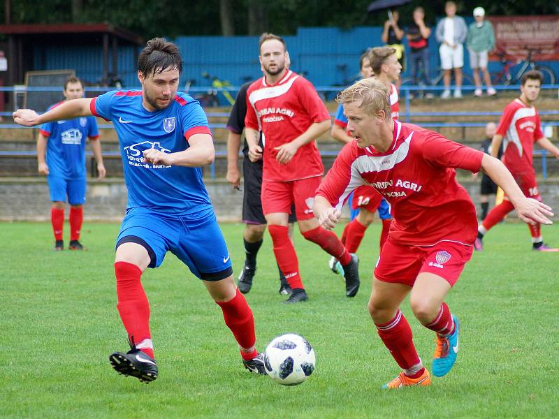 V derby mezi béčkem Nového Města (v červeném) a R. Svratkou (v modrém) se radovali domácí.