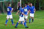 Brankou z předposlední minuty zápasu zdolali v pátém kole krajského přeboru fotbalisté Nové Vsi (v modrých dresech) Žirovnici (v pruhovaném) 2:1.