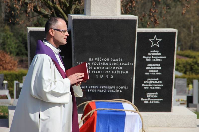 Ostatky sedmi vojáků Rudé armády, kteří zahynuli při osvobozování Žďárska na jaře 1945, byly v sobotu 25. dubna 2015 ve Žďáru nad Sázavou pietně uloženy do hrobu na novém hřbitově.