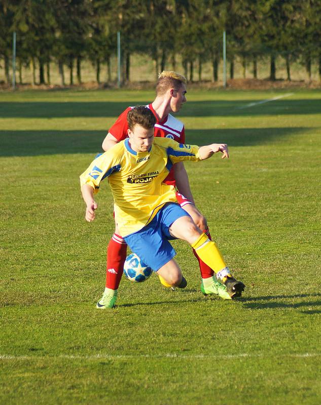 Béčko Nové Vsi (ve žlutém) doma v sobotu zdolalo Svratku (v červeném) překvapivě vysoko 5:2.