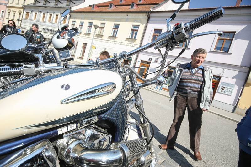 Jako první na Vysočině zahájili v sobotu letošní sezonu motorkáři ve Velkém Meziříčí. Na tamním náměstí se jich sešlo několik set, ke zdařilé akci přispělo slunečné počasí.