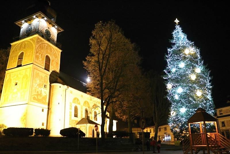 Vánoční strom se v Novém Městě na Moravě rozzářil se tam o něco dříve než jinde. Už v předvečer první adventní neděle.