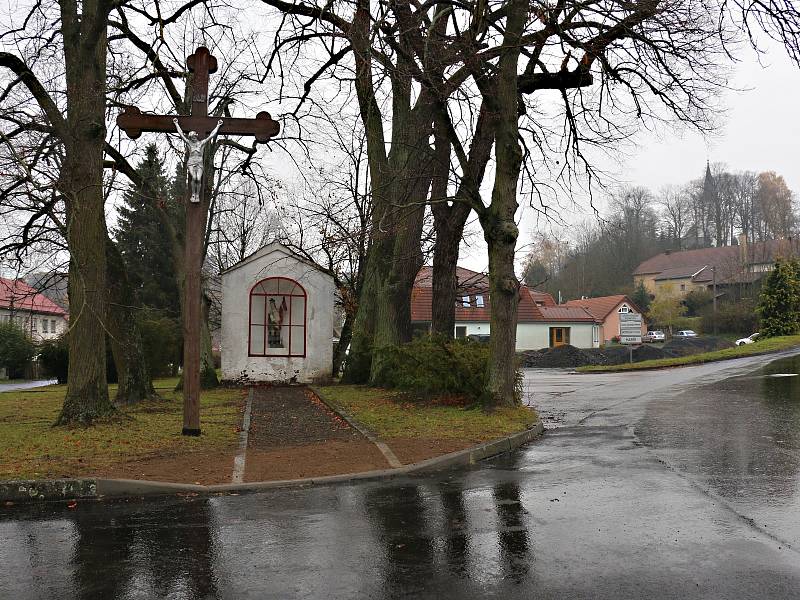 Nové povrchy silnic jsou před kostelem sv. Šimona a Judy i před sochou svatého Floriána.