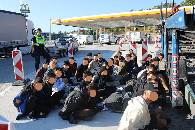 Migranti na D1 u Velkého Meziříčí: třiatřicet se jich tísnilo v jedné dodávce