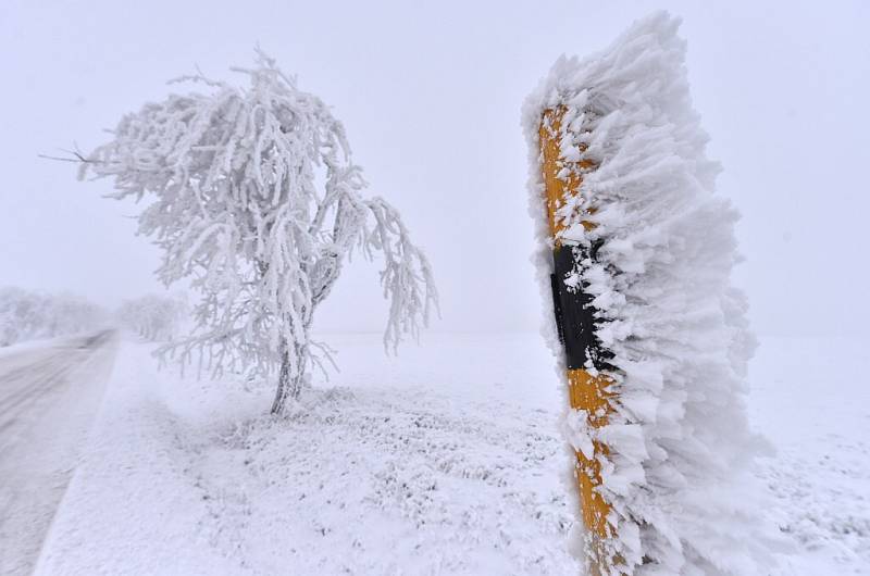 Silná námraza, která láme větve stromů a narušuje elektrické vedení se vlivem mrznoucí mlhy a nízkých teplot tvoří především ve vyšších polohách Vysočiny a Jihomoravského kraje.