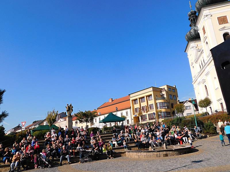 Amfiteátr ve spodní části bystřického Masarykova náměstí slouží k pořádání kulturních a společenských akcí.