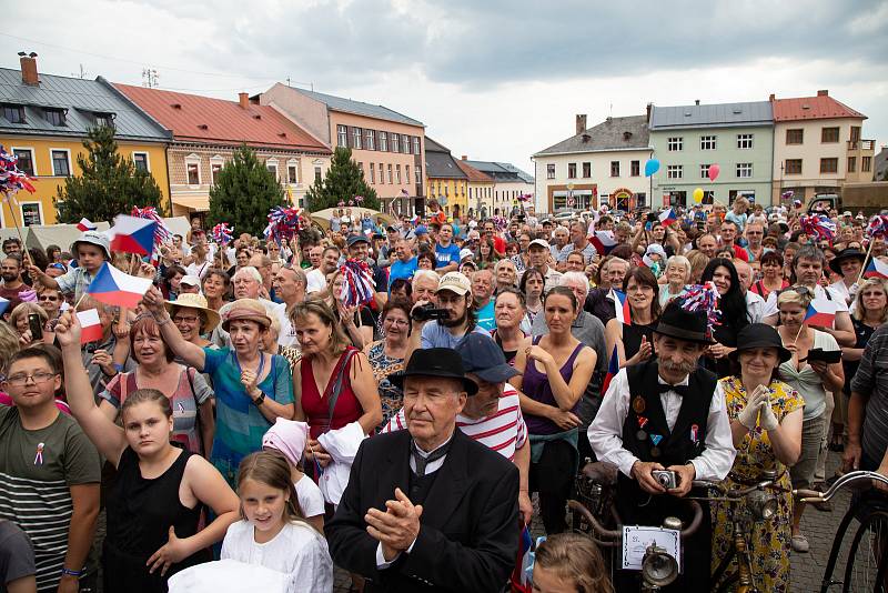 Téměř na den přesně se do Nového Města na Moravě vrátil po devadesáti letech první československý prezident Tomáš Garrigue Masaryk. Novoměští ho v sobotu při městských slavnostech Nova Civitas přivítali stejně jako 17. června 1928 – chlebem a solí. FOTO: 