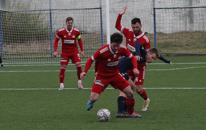 Fotbalisté Slovácka B (v černém) ve 22. kole MSFL podlehli na kunovické Bělince Velkému Meziříčí (v červeném) 0:1.