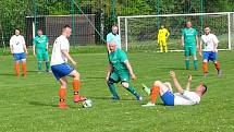 V pořádnou přestřelku se zvrhlo utkání mezi fotbalisty Vlachovic (v bílých dresech) a Strážkem (v zeleném). Oba celky se rozešly smírně po remíze 5:5.