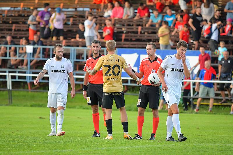Po středečním pohárovém souboji se Zbrojovkou Brno (ve žlutých dresech), se fotbalisté Žďáru nad Sázavou (v bílém) v sobotu představí na půdě Břeclavi.