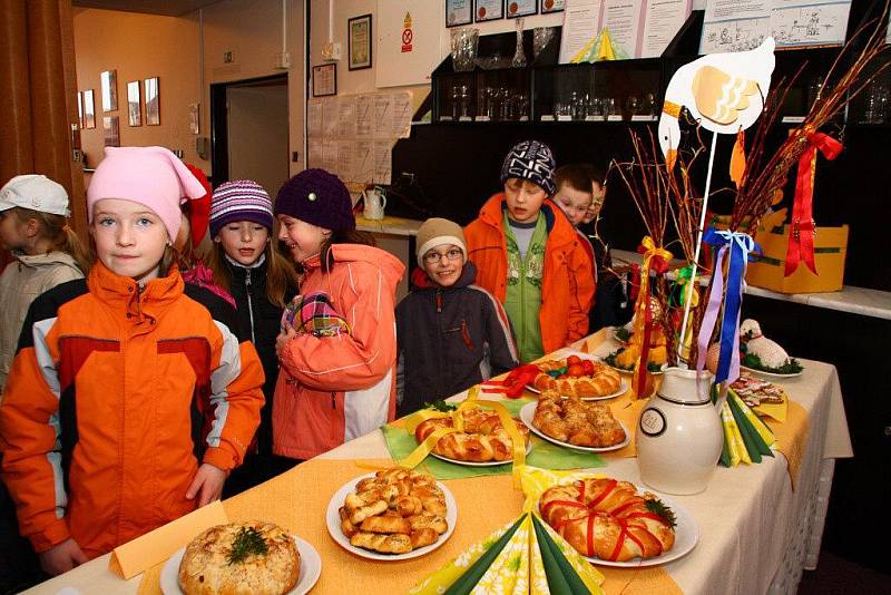 „Jaro a velikonoční tradice“, tak se jmenovala výstava, kterou si v poslední březnový den připoměli žáci, učitelé i návštěvníci Střední školy obchodní a služeb ve Žďáře nad Sázavou, nadcházející svátky jara.