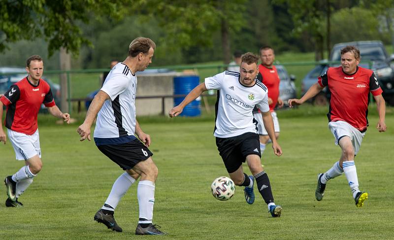 Sobotní souboj mezi fotbalisty domácí rezervy Nové Vsi (v červených dresech) a Bory skončil jasným vítězstvím hostujícího mužstva.