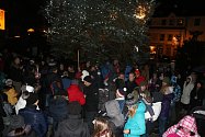 Pod rozzářeným vánočním stromem si lidé společně zazpívali koledy.