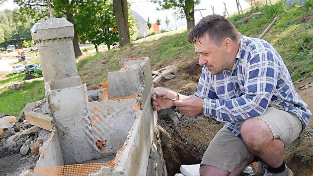 Brněnského modeláře Zdeňka Brachtla aktuálně zaměstnávají miniatury hradů kolem Svratky – do konce prázdnin jich bude k vidění pět a první část parku se zpřístupní veřejnosti.