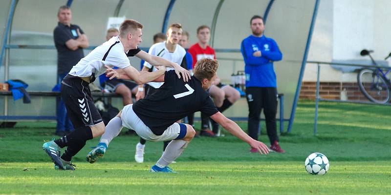 V nedělním derby zdolala rezerva FC Žďas (v černých dresech) juniorku Vrchoviny (v bílých dresech) 2:1.