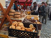 Velké množství lidí přilákal poslední letošní farmářský trh ve Žďáře nad Sázavou. K dostání bylo zboží všeho druhu.