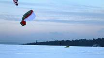 Sníh, vítr a volný prostor bez překážek jsou pro snowkiting ideální.