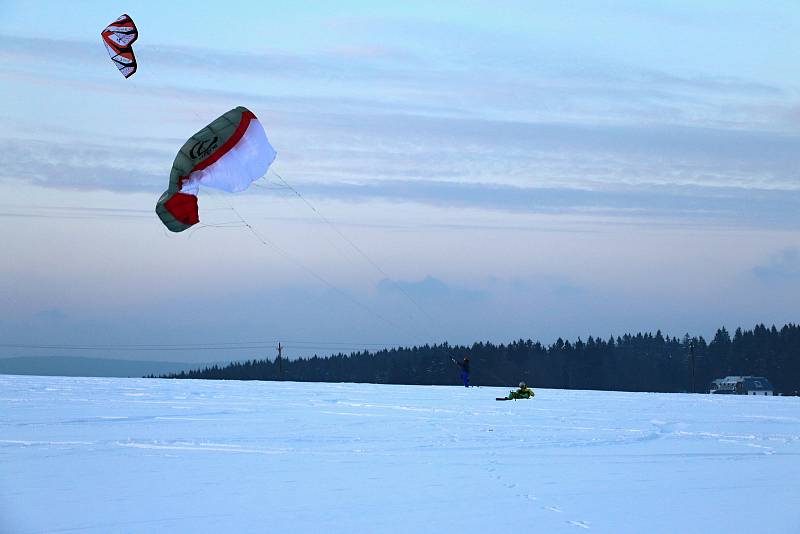 Sníh, vítr a volný prostor bez překážek jsou pro snowkiting ideální.