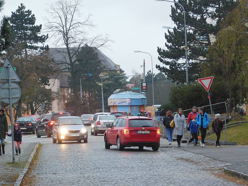Komenského ulice před začátkem vyučování.