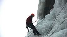 Vírská ledová stěna je v zimě oblíbeným cílem horolezců.