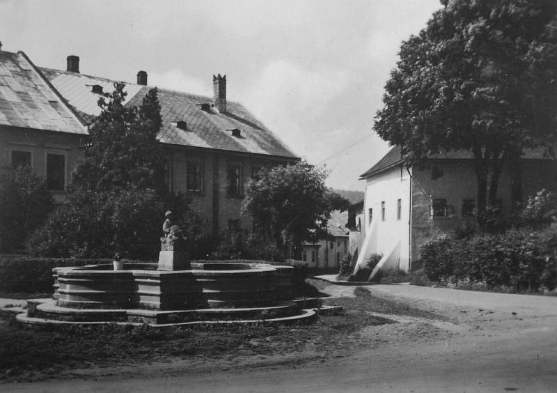 Palackého náměstí s kašnou a sochou Píseň hor. Přibližně první třetina dvacátého století.