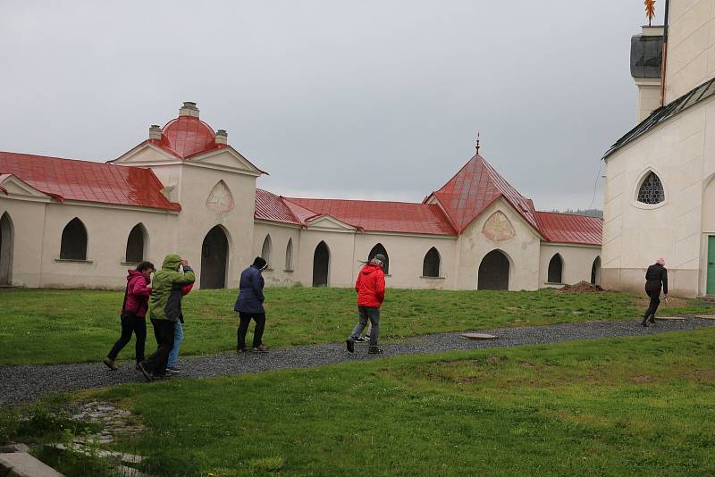 Památka UNESCO prochází rozsáhlou rekonstrukcí. Kromě návštěvníků pobývají na Zelené hoře také dělníci.