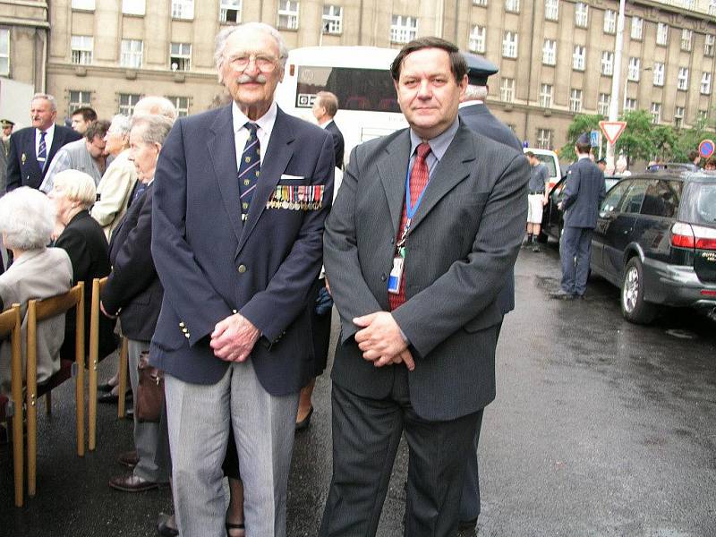 Válečný veterán plukovník Adolf Pravoslav Zelený (vlevo) s plukovníkem Petrem Majerem v roce 2004 v Praze. 