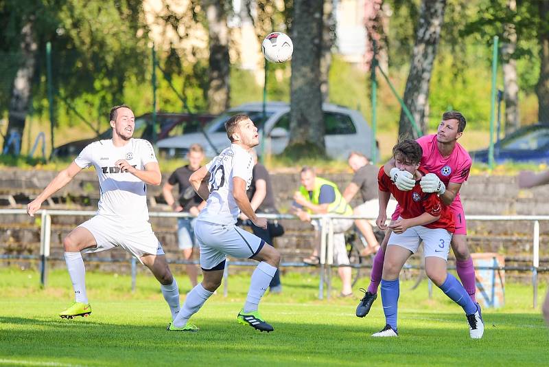 Divizní krajské derby mezi domácími fotbalisty Žďáru nad Sázavou (v bílém) a Slavojem Polná (v červených dresech) skončil jasnou výhrou FC Žďas 6:0.