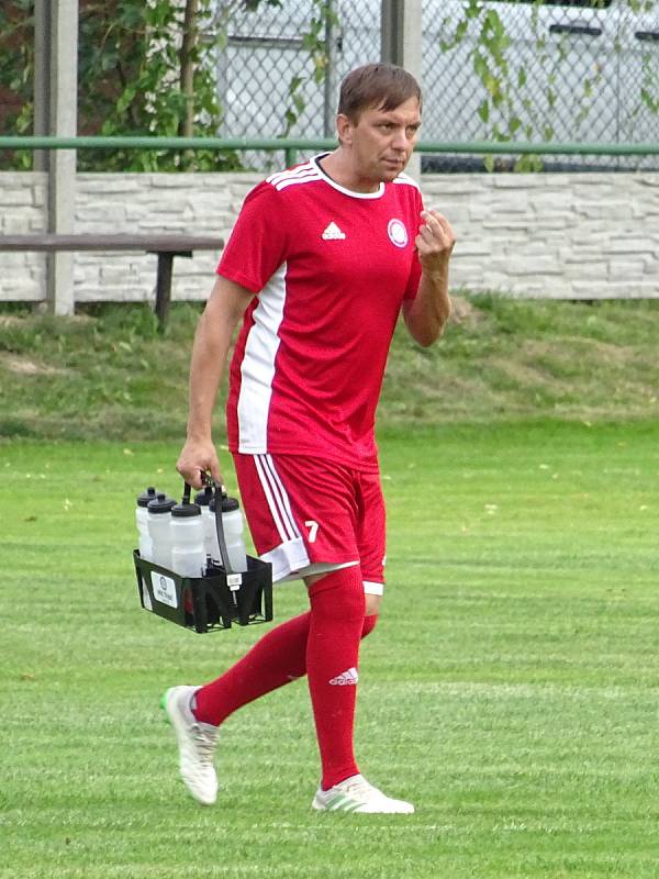 Ve třetím kole letošního ročníku krajského přeboru si fotbalisté Nové Vsi (v modrých dresech) a HFK Třebíč (v červeném) body po remíze 2:2 rozdělili.