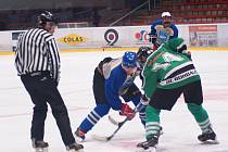 Ve třetím kole letošního ročníku Vesnické hokejové ligy se nejlépe dařilo hráčům Vatína (v šedých dresech) a Bohdalce (v zelených dresech).