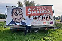 Někdo pomaloval plakát jednoho z kandidátů do Senátu Michala Šmardy. Ten ho pak osobně přijel vylepšit.